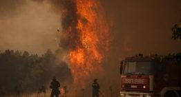 Al menos dos muertos y nueve heridos en un incendio declarado en la isla griega de Salamina