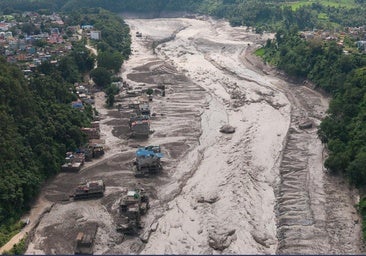 «No queda nada, solo barro»: la desesperada búsqueda de los familiares de los desaparecidos en Nepal
