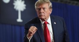 Trump aprieta el pulso comercial con Canadá: anuncia aranceles del 50% a los automóviles y al acero