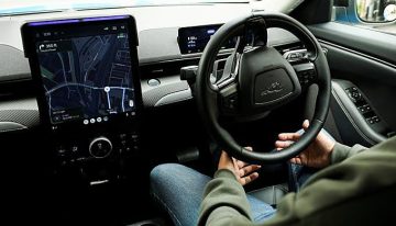 Uber se adelanta a Tesla y lanza sus primeros taxis autónomos en Europa: así funciona el servicio