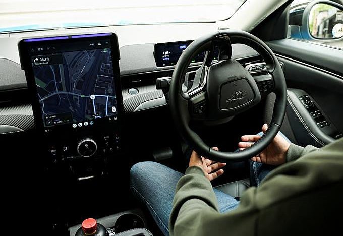 Uber se adelanta a Tesla y lanza sus primeros taxis autónomos en Europa: así funciona el servicio