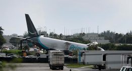 Un avión de carga se incendia tras salirse de la pista durante un aterrizaje en Miami