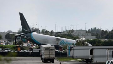 Un avión de carga se incendia tras salirse de la pista durante un aterrizaje en Miami
