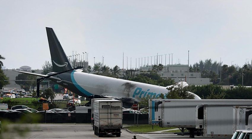 Un avión de carga se incendia tras salirse de la pista durante un aterrizaje en Miami