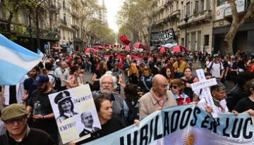 Milei busca en París atraer inversiones extranjeras para dinamizar una frágil economía argentina