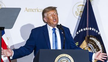 El Supremo avala cautelarmente las deportaciones de Trump a terceros países