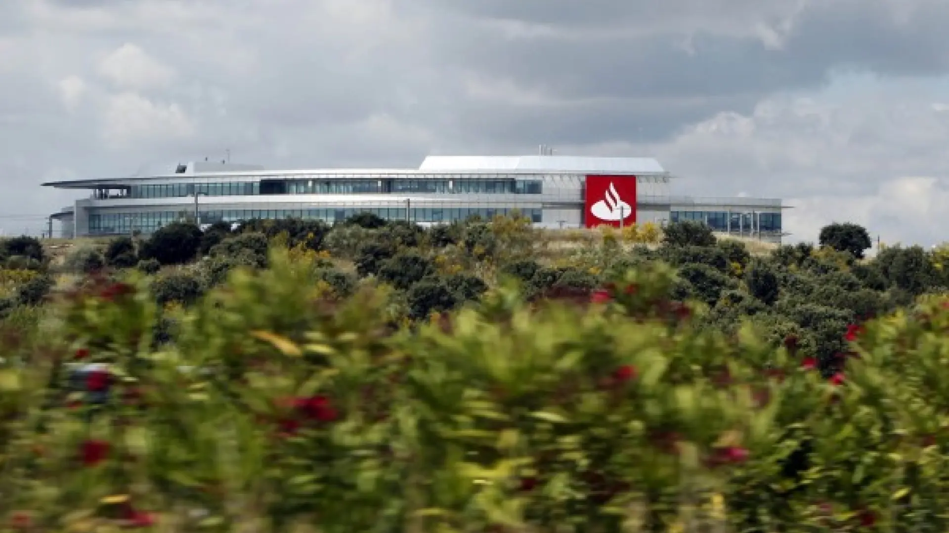 Banco Santander contempla un ERE para sus filiales tecnológicas