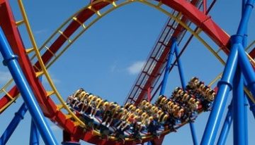 Más de 100 personas dicen haber sufrido daños cerebrales después de subirse a una montaña rusa en el Six Flags en California