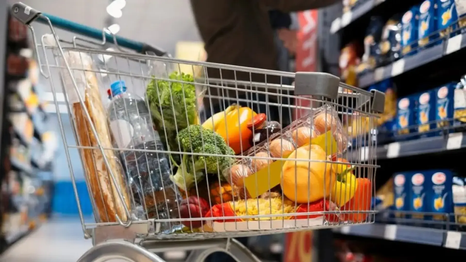La OCU revela cuánto puedes ahorrar cambiando de supermercado: hasta 4.381 euros al año en Madrid