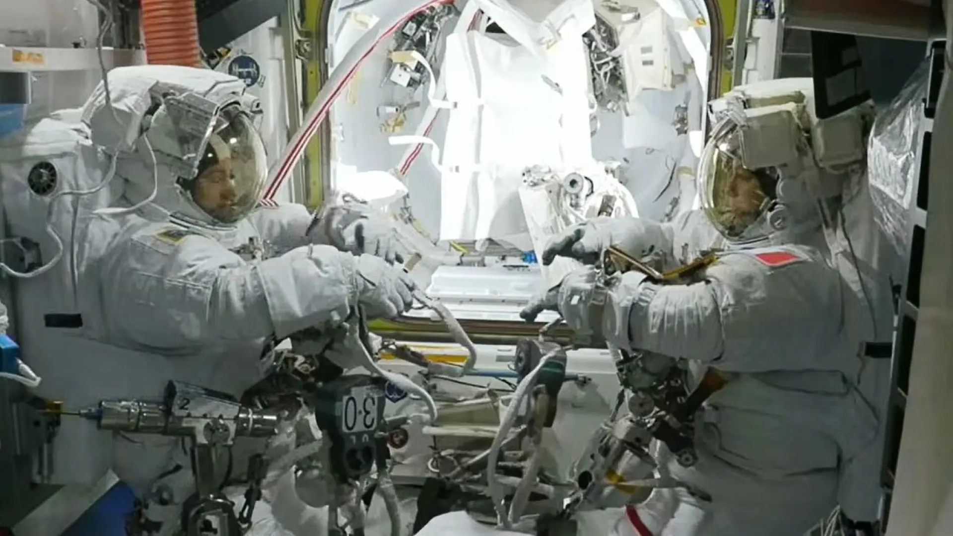 Las astronautas Jessica Meir y Sophie Adenot ya trabajan fuera de la EEI en una nueva caminata espacial