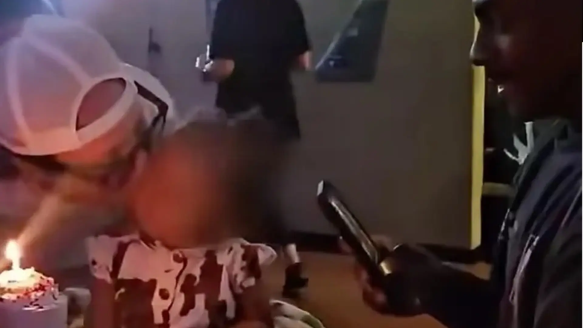 Investigan a un hombre que besó sin permiso a una niña que celebraba su cumpleaños en un bar en EEUU