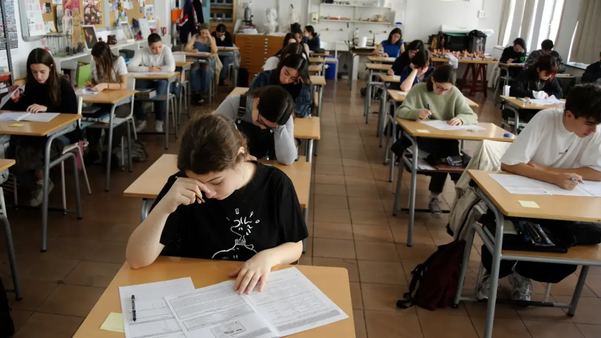España consolida su declive en PISA en ciencia, lectura y matemáticas y supera la media en uso de la IA para los deberes