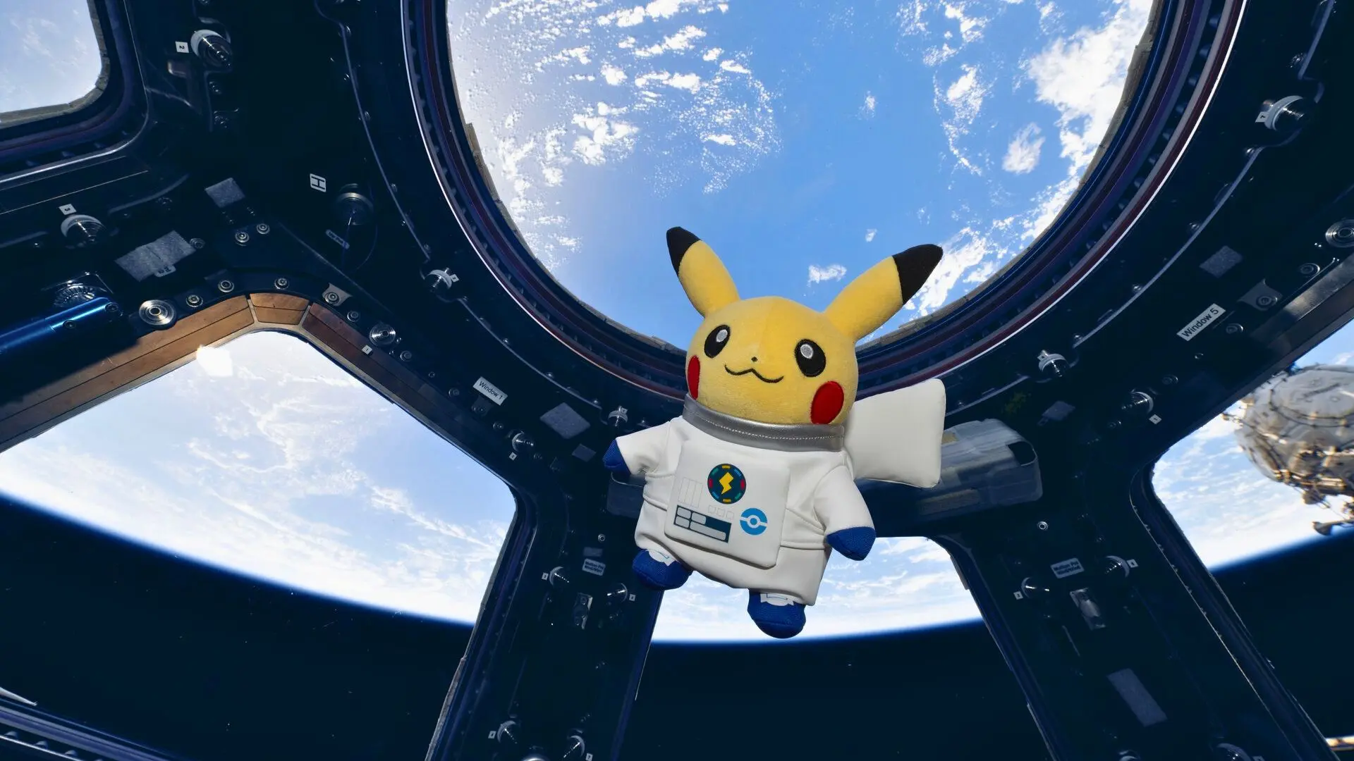 Pikachu flota en la Estación Espacial Internacional: la ciencia que se esconde detrás de un peluche en órbita