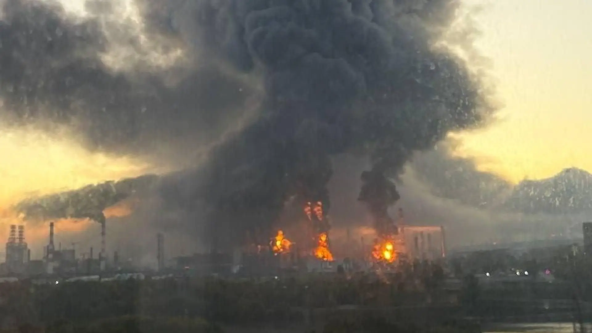 Ucrania lanza el mayor ataque con drones contra Moscú: al menos dos muertos y una refinería de petróleo dañada