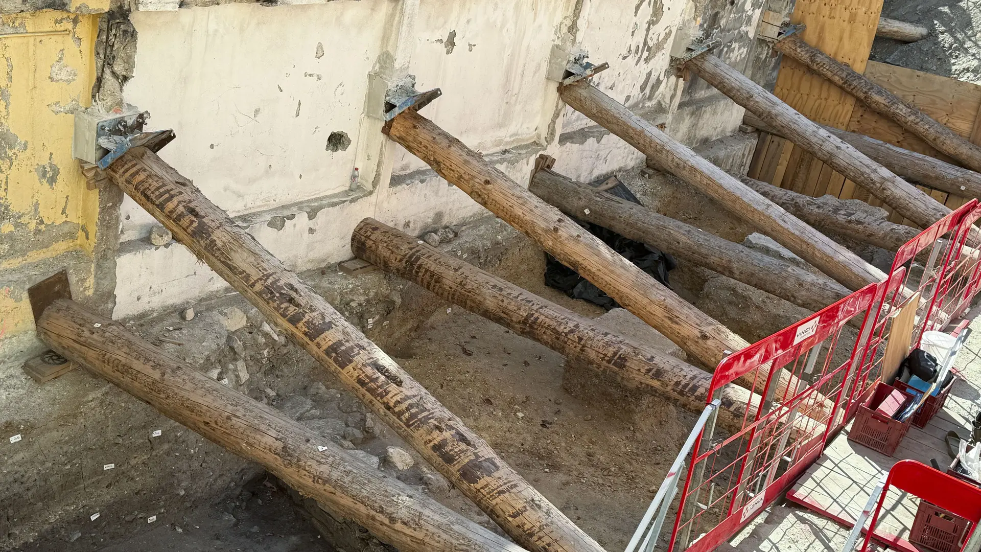 Hallan en el centro de París un posible tramo de la muralla de la antigua Lutecia gala