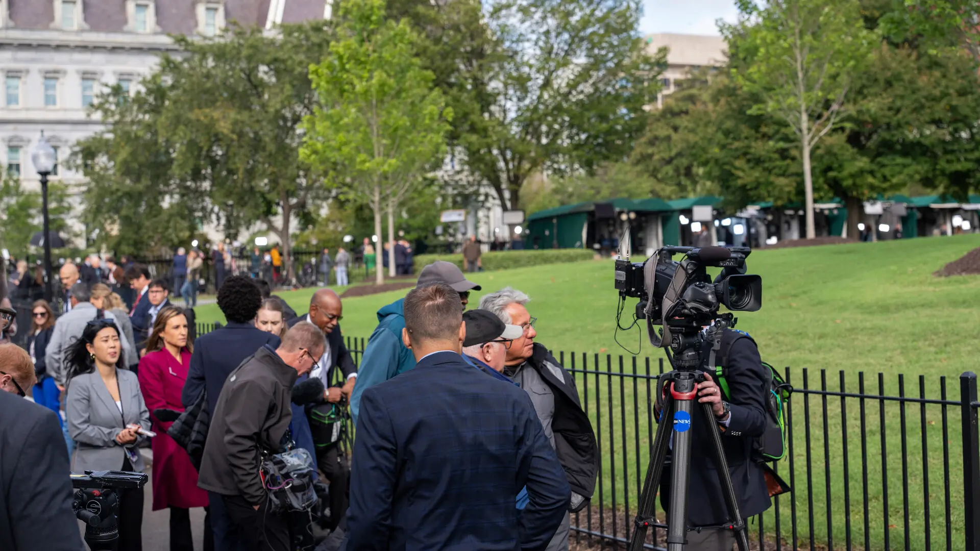Trump acusa a CNN y MSNOW de negarse a cubrir la llegada de Xi tras impedir el acceso a sus periodistas