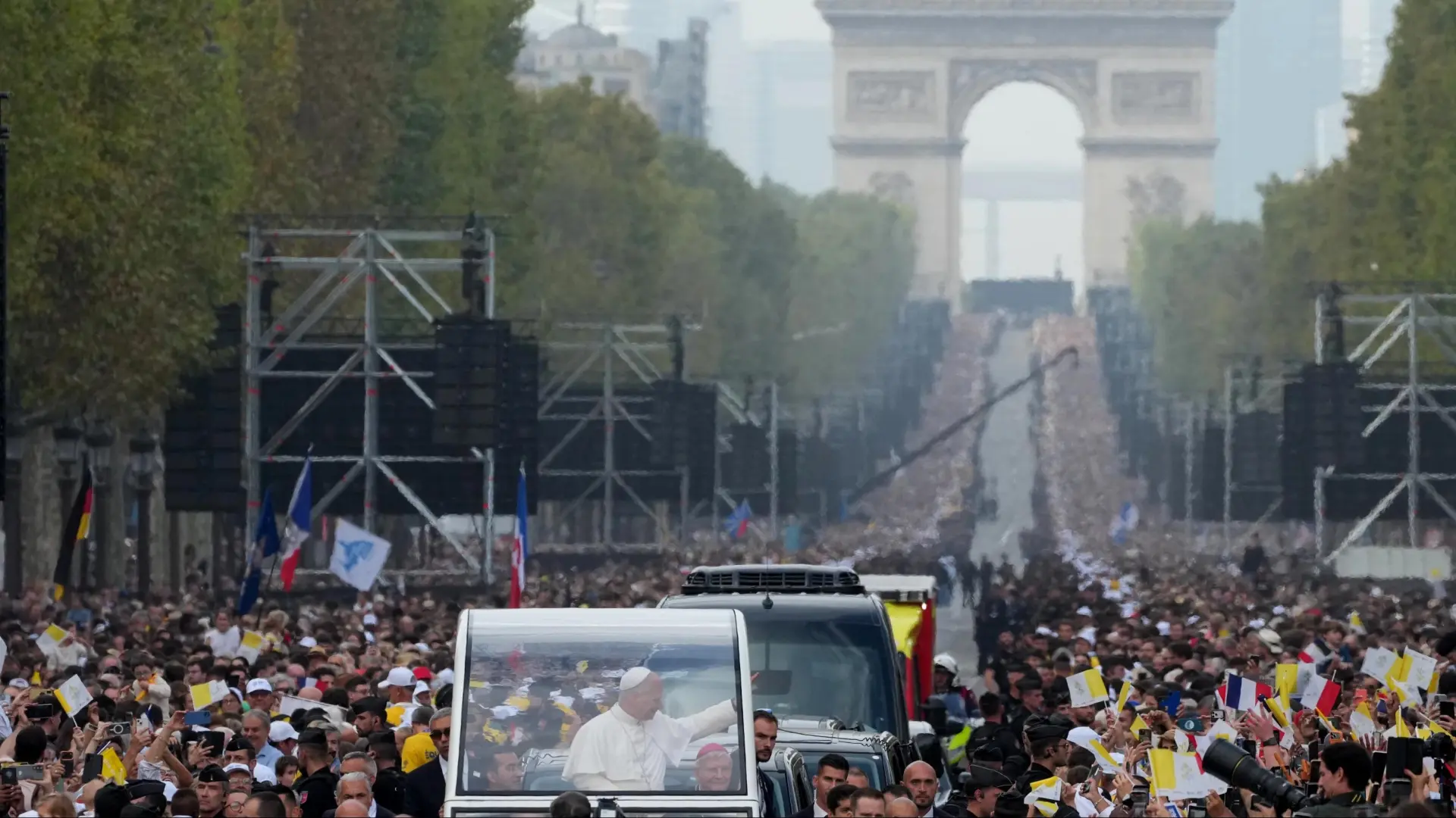 El Papa León XIV reúne a 700.000 fieles en París para su acto central en Francia: «Una misa monumental»
