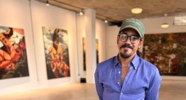 Angel Borroto Díaz construye una utopía antillana entre naves espaciales, paisajes y lienzos