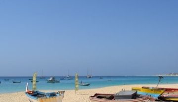 Al menos 25 muertos, la mayoría estudiantes de secundaria, tras precipitarse un autobús por un barranco en Cabo Verde