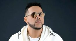Cantante Julián Oro Duro sale del hospital tras asalto en el que murió su esposa