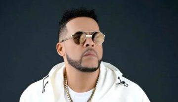 Cantante Julián Oro Duro sale del hospital tras asalto en el que murió su esposa