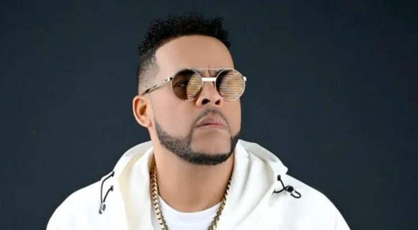 Cantante Julián Oro Duro sale del hospital tras asalto en el que murió su esposa