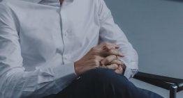 Javier Albares, médico experto en sueño: «Hemos normalizado dormir mal y tomarse la pastilla para descansar»