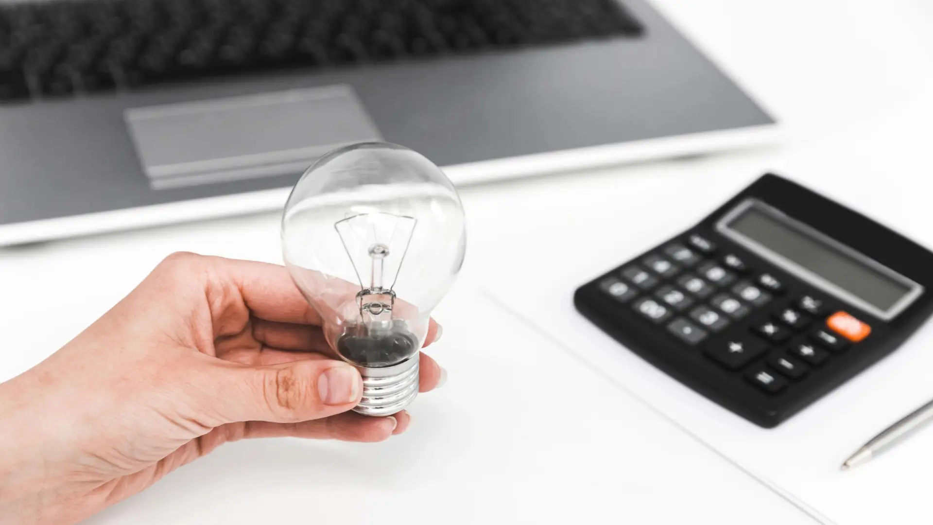 Este comparador te permite ahorrar en la factura de la luz al averiguar qué compañía es más barata
