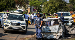 Hombres armados con AK-47 asaltan dos locales de ocio en Sudáfrica y dejan 27 fallecidos
