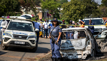 Hombres armados con AK-47 asaltan dos locales de ocio en Sudáfrica y dejan 27 fallecidos