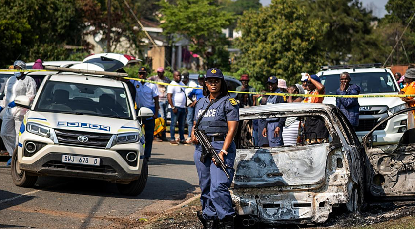 Hombres armados con AK-47 asaltan dos locales de ocio en Sudáfrica y dejan 27 fallecidos