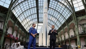 Macron pide ambición a Europa para lanzar la primera nave espacial habitada en 2035