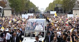 El Papa León XIV pide «honrar la dignidad» en una gran misa en París ante 700.000 personas: «Hay que rescatar a quienes la economía esclaviza»