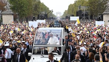 El Papa León XIV pide «honrar la dignidad» en una gran misa en París ante 700.000 personas: «Hay que rescatar a quienes la economía esclaviza»
