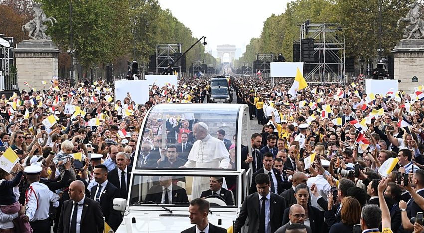 El Papa León XIV pide «honrar la dignidad» en una gran misa en París ante 700.000 personas: «Hay que rescatar a quienes la economía esclaviza»