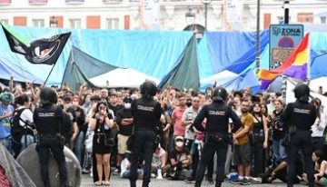 La Policía desaloja de madrugada la acampada por la vivienda en Oporto