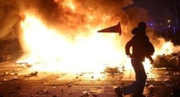 Nicolas Baverez: «Francia ha pasado del declive a la quiebra con la generalización de la violencia extrema»