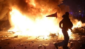 Nicolas Baverez: «Francia ha pasado del declive a la quiebra con la generalización de la violencia extrema»