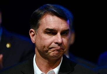 Las causas penales que han provocado la huida de Flávio Bolsonaro de Brasil tras perder las elecciones