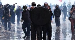Cola de padres en las comisaría de Milán: 220 de los 271 retenidos por las protestas son menores