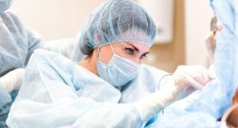 La cirugía de párpados para rejuvenecer la mirada ya es la operación más realizada entre hombres y mujeres
