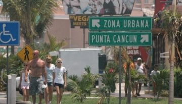 Un sacerdote muere en plena misa tras caerle encima una cruz en Ecuador