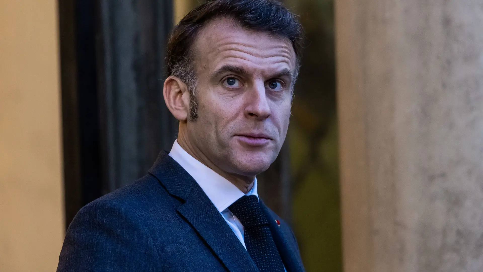 Tijeretazo de Francia para cuadrar cuentas: congelará el sueldo de funcionarios, de las pensiones más altas y subirá los impuestos