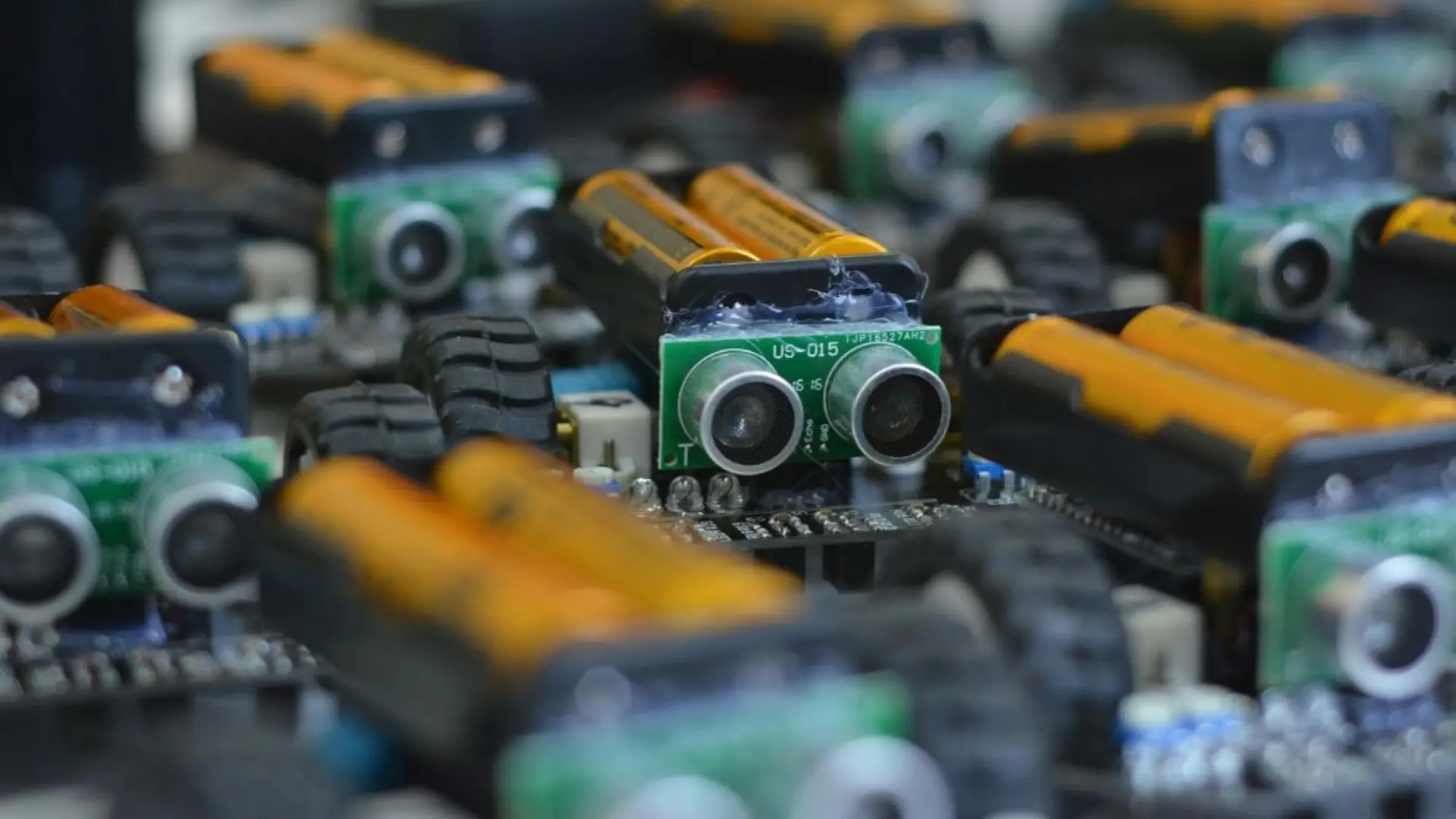 Crean una 'piel' para robots diminutos que les permite obtener energía del suelo mientras caminan