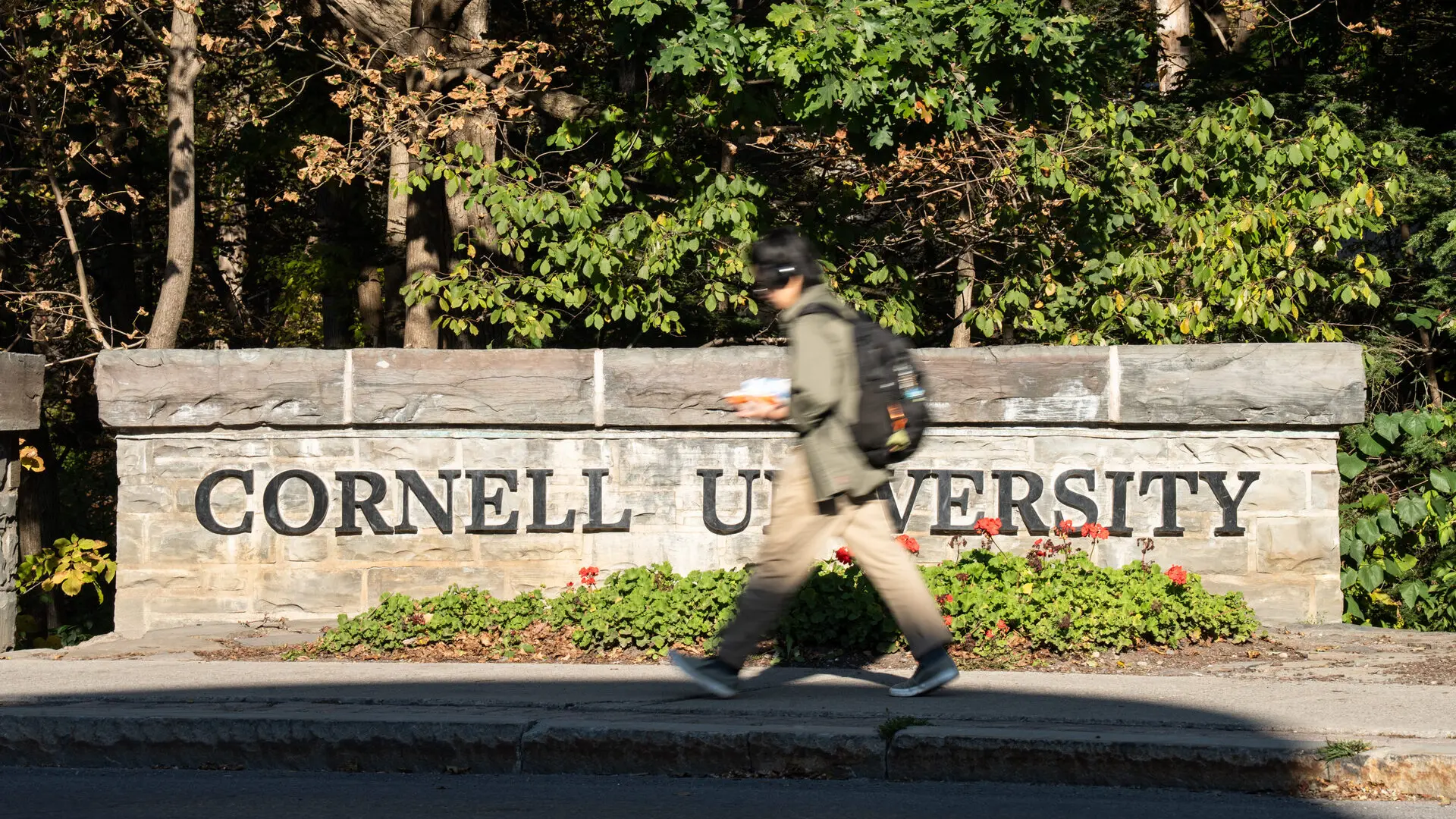 La víctima de la violación en Cornell está «aterrorizada» tras presentarse la policía en su casa: «Alguien podría haber muerto»