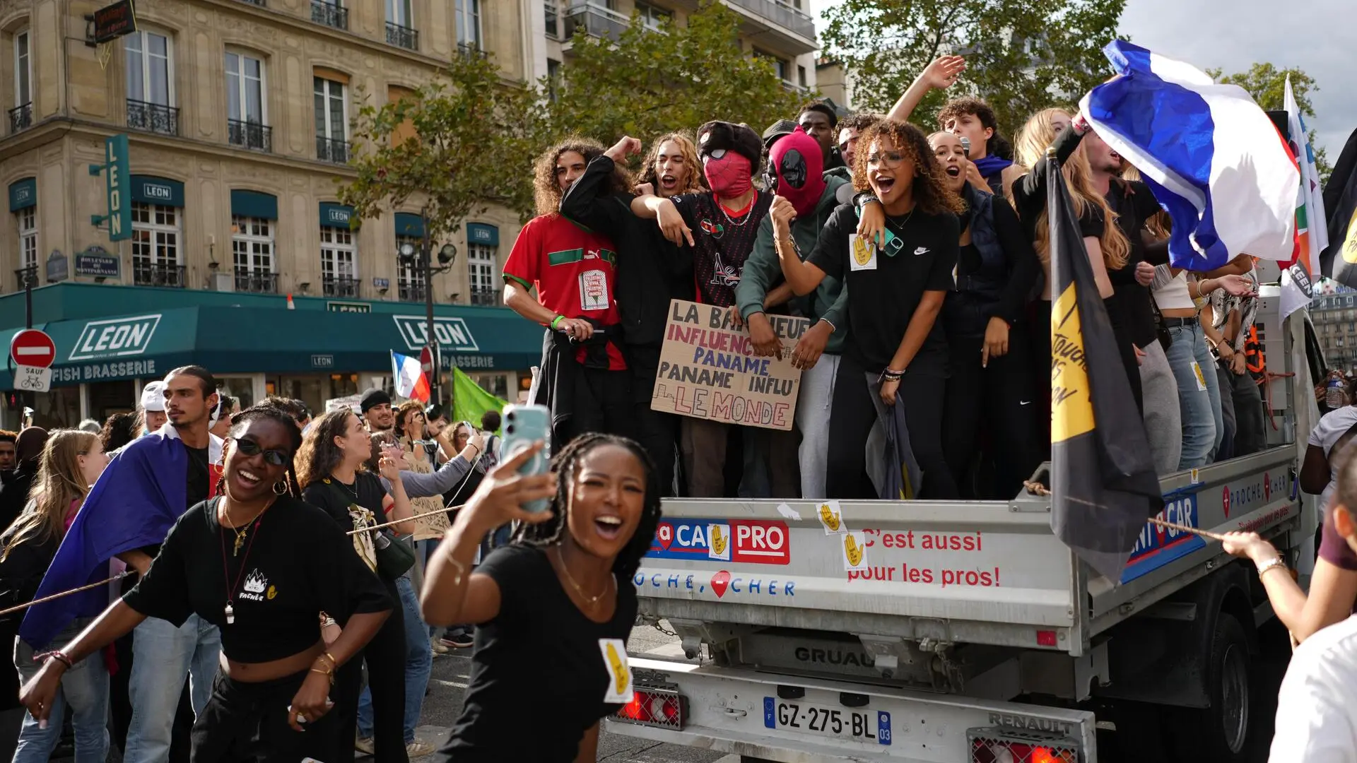 Miles de personas salen a las calles de París en la quinta jornada de protestas estudiantiles en Francia