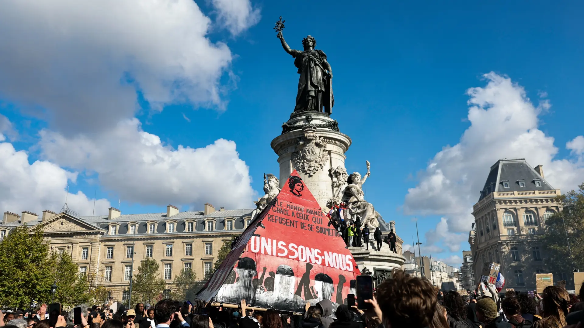 Los inversores en corto se ceban con Francia ante la ola de protestas y el riesgo político