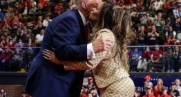 Una exmodelo acusa a Trump de violarla en 1993 con la ayuda de Jeffrey Epstein