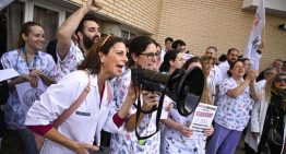 Los médicos aplazan la huelga indefinida prevista para finales de octubre tras la convocatoria electoral