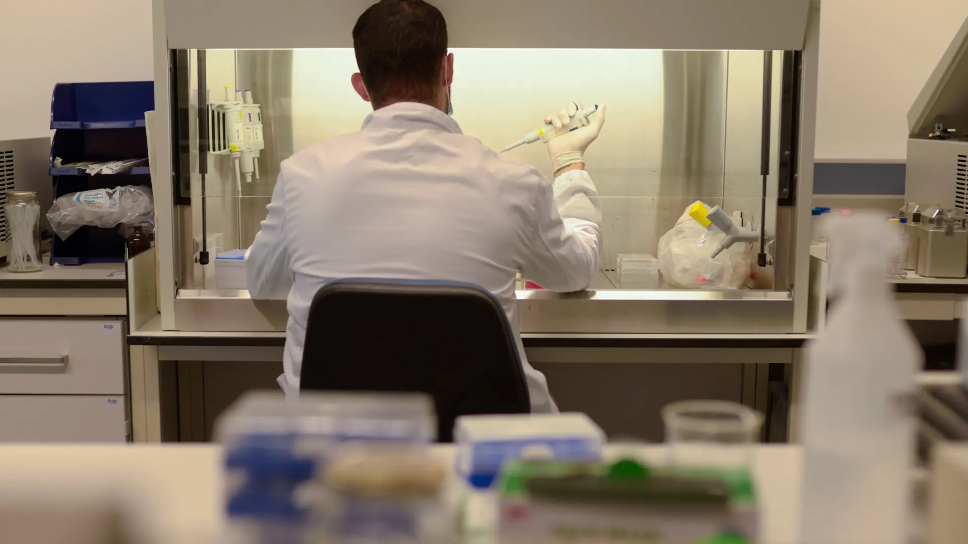Alerta en Rusia: muere una empleada de laboratorio por peste neumónica tras romper un tubo y hay 200 personas en cuarentena